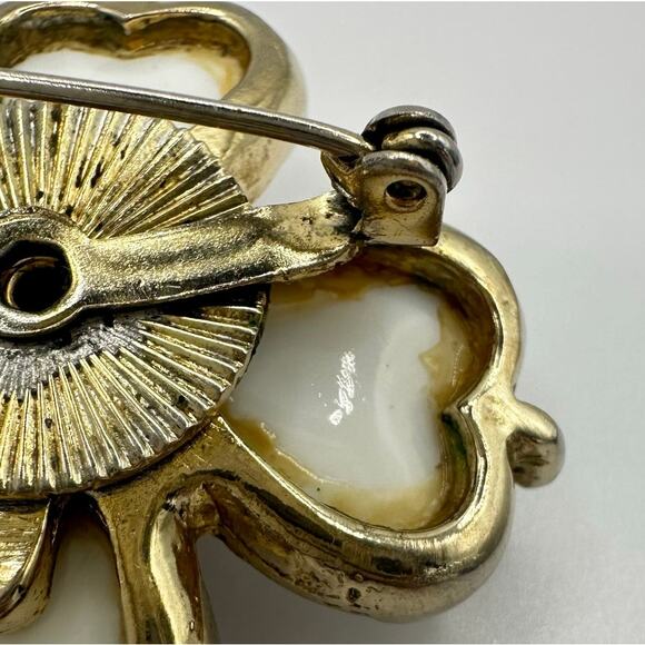 Coro vintage gold tone true gripoix poured white milk glass 4 leaf clover brooch - Picture 8 of 9